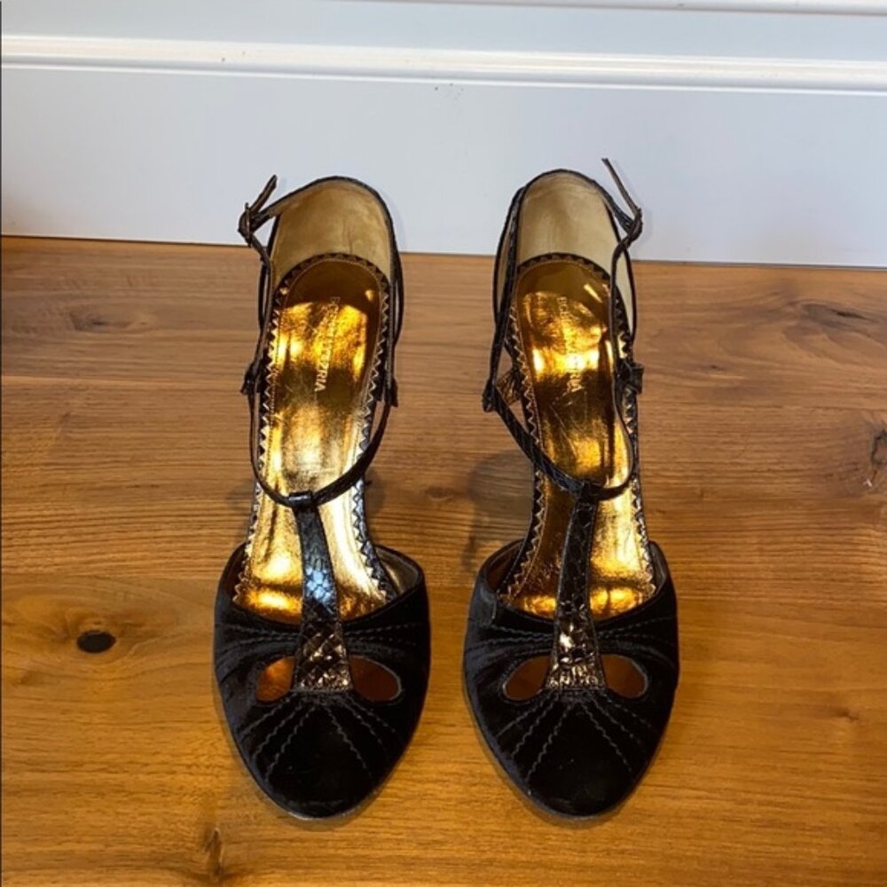 Made from Italy 100% Leather and Velvet BCBG MAXAZRIA heels. Size 10